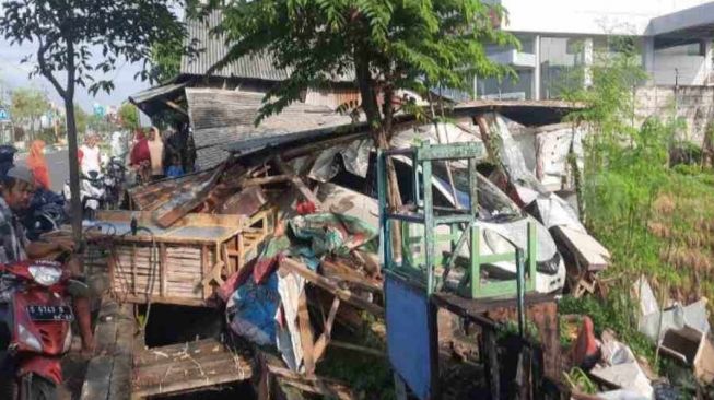 Minibus Seruduk Warung di Tuban hingga Hancur, Lasrun dan Istri Selamat