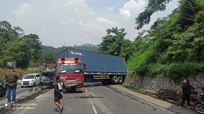 Brakkk! Truk Kontainer Hantam Mobil di Semarang, 1 Orang Luka-luka, Ini Kronologi Lengkapnya