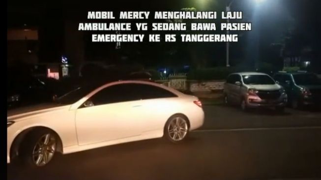 Mobil Mercedes-Benz diduga menghalangi laju kendaraan mobil ambulans di jalan (TikTok)