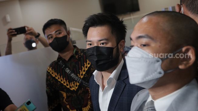 Pengusaha Rudy Salim (tengah) memberikan keterangan pers usai menjalani pemeriksaan di Bareskrim Polri, Jakarta, Jumat (18/3/2022). [Suara.com/Angga Budhiyanto]
