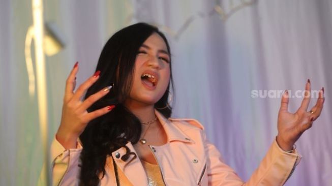 Aurel Dewanda menyanyikan lagu Semar Bayangan [Foto: Suara.com]