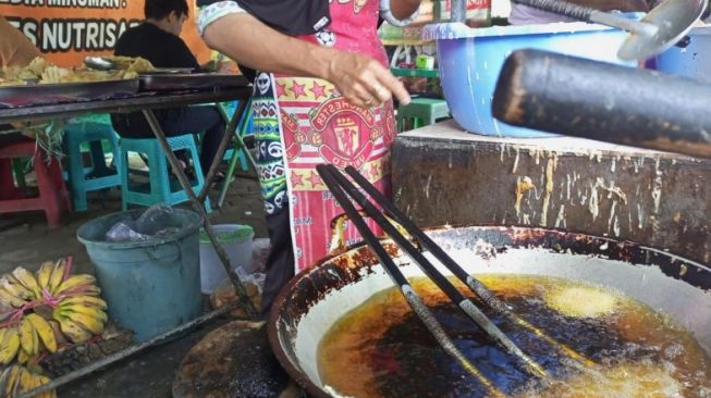 Ironi Emak-emak Hingga Tukang Gorengan Soal Minyak Goreng Curah: Kini Langka, Ada Pun Mahal Tembus Rp 20 Ribu!