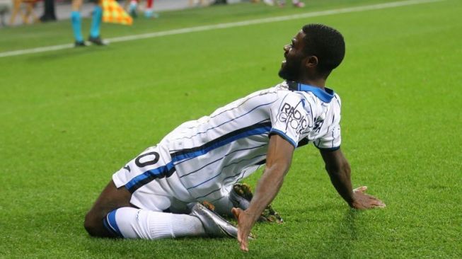 Pemain Atalanta Jeremie Boga merayakan golnya yang menjadi gol pertama mereka dalam laga babak 16 besar Liga Europa melawan Bayer Leverkusen di BayArena, Leverkusen, Jerman, 17 Maret 2022. (REUTERS/Thilo Schmuelgen)