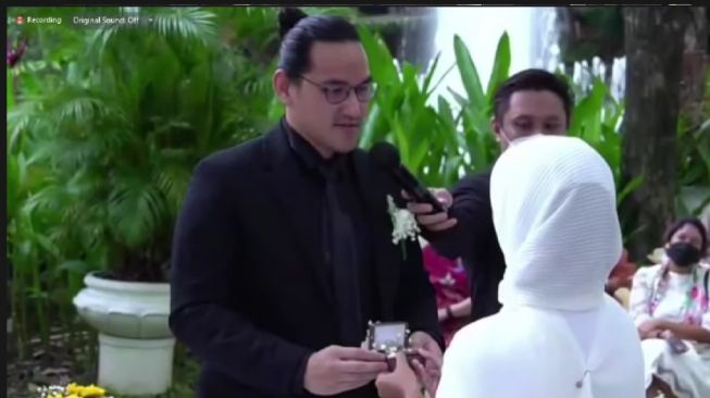 Staf Khusus Presiden Joko Widodo atau Jokowi, Ayu Kartika Dewi resmi menikah dengan Gerald Bastian, Jumat (18/3/2022).  (Screenshot YouTube Ayu Kartika Dewi). 