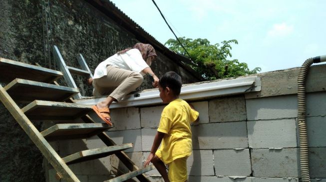 Akses Jalan Ditutup, Warga di Cilebut Memanjat Tangga