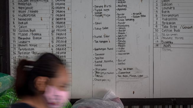 Warga binaan melintasi papan kegiatan Bengkel Kerja Lembaga Pemasyarakatan Perempuan (LPP) Kelas II-A Semarang, Jawa Tengah, Jumat (18/3/2022). [ANTARA FOTO/Aji Styawan/rwa]
