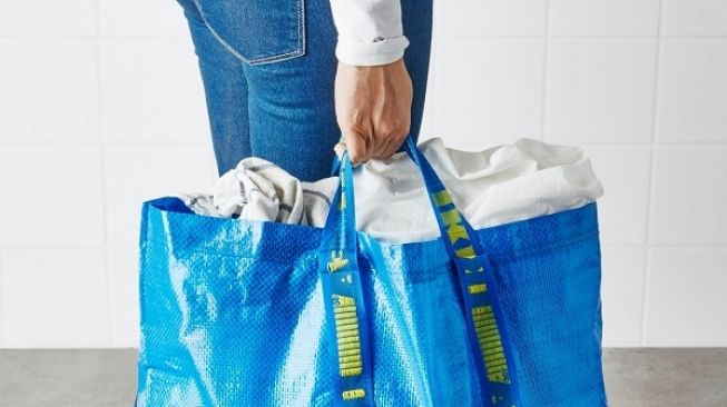 Gunakan tas belanja yang bisa digunakan berkali-kali untuk menghindari tas atau kantorng belanja sekali pakai.(Foto: Dok. IKEA)