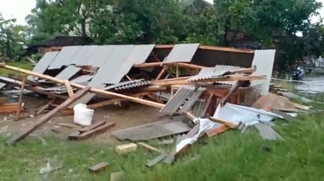 Hujan Disertai Angin Kencang Memorakporandakan Lamongan, Rumah hingga Kandang Ternak Rusak