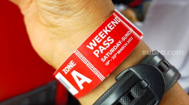 Gelang validasi tiket nonton MotoGP dengan warna sesuai zona shelter bus. Usahakan tidak robek, hilang atau koyak selama gelaran. Weekend pass berlaku dua hari [Suara.com/CNR ukirsari].