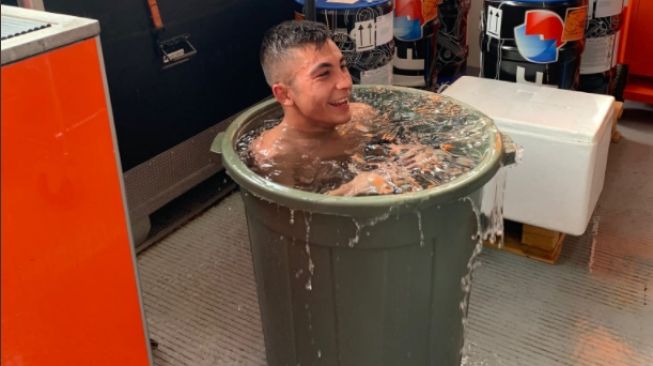 Dua pebalap MotoGP berendam di ember usai latihan di Mandalika. [Twitter/Tech3Racing]