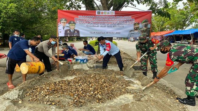 Pemkab Kuansing Pakai Tenaga Warga Binaan Lapas Perbaiki Jalan Teluk Kuantan