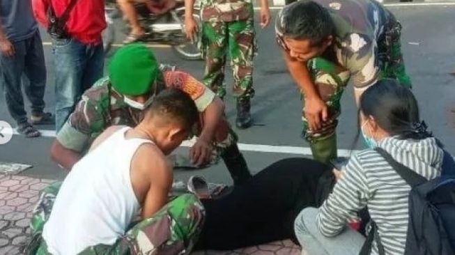 Viral babinsa nekat robek baju seragam untuk menyelamatkan korban kecelakaan di Klungkung. [infokomando.official / Instagram]