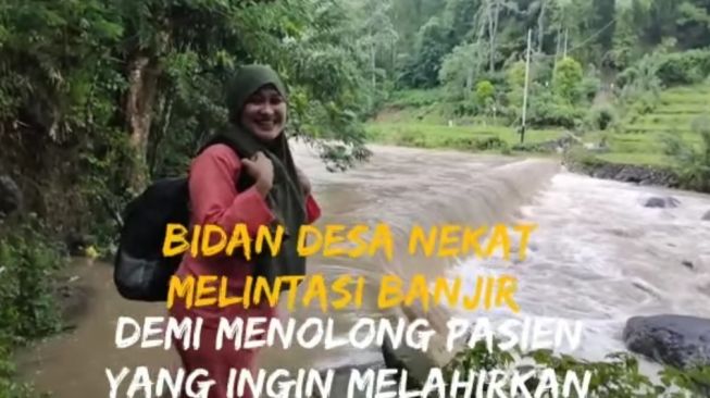 Viral Bidan di Kabupaten Bone Nekat Menerjang Banjir Untuk Selamatkan Warga Mau Melahirkan