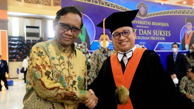 Sekjen Kemnaker Dikukuhkan sebagai Guru Besar Profesor di Universitas Brawijaya