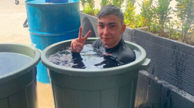 Dua pebalap MotoGP berendam di ember usai latihan di Mandalika. [Twitter/Tech3Racing]