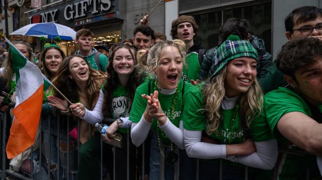 ara warga menonton parade perayaan Hari St. Patrick di New York, Amerika Serikat, Kamis (17/3/2022). [Ed JONES / AFP]
