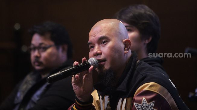 Musisi Ahmad Dhani memberikan keterangan pers saat peluncuran Aplikasi Dewa 19 Karaoke di Holywings Kemang, Jakarta, Jumat (18/3/2022). [Suara.com/Angga Budhiyanto]