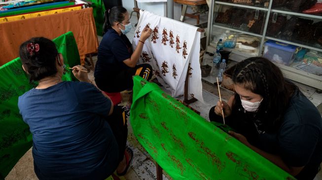 Warga binaan menyelesaikan kerajinan batik cap di Bengkel Kerja Lembaga Pemasyarakatan Perempuan (LPP) Kelas II-A Semarang, Jawa Tengah, Jumat (18/3/2022). [ANTARA FOTO/Aji Styawan/rwa]