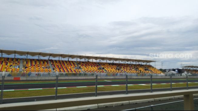Suasana tribun penonton di Sirkuit Mandalika jelang sesi kualifikasi MotoGP Mandalika 2022, Sabtu (19/3/2022) siang. [Arief Apriadi/Suara.com]