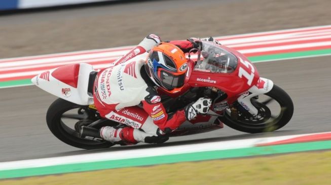 Pebalap muda Indonesia binaan PT Astra Honda Motor (AHM), Reykat Yusuf Fadillah, beraksi dalam race pertama Idemitsu Asia Talent Cup (IATC) 2022 di Mandalika International Street Circuit, Sabtu (19/3/2022). (ANTARA/HO-IATC)