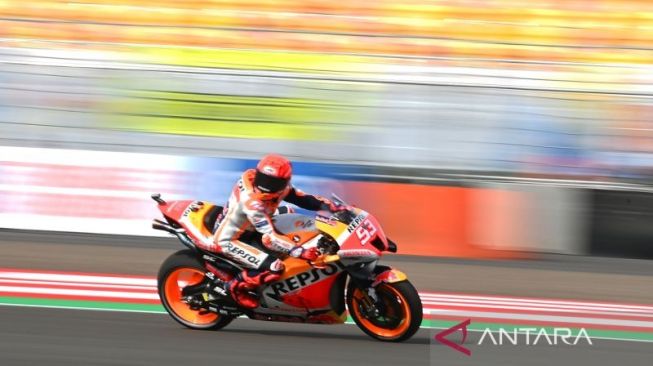 Pembalap Repsol Honda Team Marc Marquez memacu sepeda motornya saat sesi latihan bebas 2 MotoGP seri Pertamina Grand Prix of Indonesia 2022 di Pertamina Mandalika International Street Circuit, Lombok Tengah, NTB, Jumat (18/3/2022). Ajang balapan MotoGP seri kedua 2022 tersebut berlangsung pada 18-20 Maret 2022. ANTARA FOTO/Andika Wahyu/hp. (ANTARA/ANDIKA WAHYU)