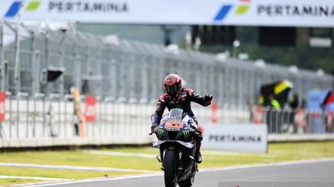 Pembalap Monster Energy Yamaha Fabio Quartararo melaju di pitlane saat sesi latihan bebas 4 (FP4) MotoGP seri Pertamina Grand Prix of Indonesia 2022 di Pertamina Mandalika International Street Circuit, Lombok Tengah, NTB, Sabtu (19/3/2022). ANTARA FOTO/Andika Wahyu