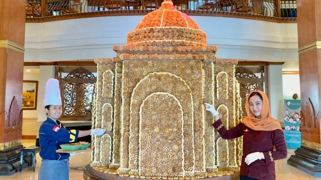 Keren! Sambut Ramadan, The Sunan Hotel Solo Ciptakan Miniatur Masjid dari Kue Kembang Goyang