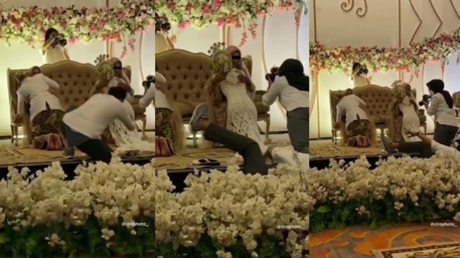 Fotografer totalitas saat memotret momen sungkeman pengantin, akhirnya pusing karena terjatuh.  (Instagram/@ngakaksehat)
