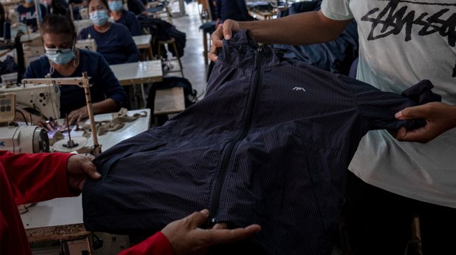 Petugas menunjukkan jaket hasil produksi warga binaan di Bengkel Kerja Lembaga Pemasyarakatan Perempuan (LPP) Kelas II-A Semarang, Jawa Tengah, Jumat (18/3/2022). [ANTARA FOTO/Aji Styawan/rwa]