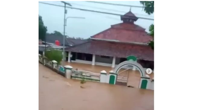 Diguyur Hujan Deras Jalan Akses Carita Labuan Terputus