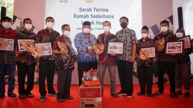 Serah Terima Simbolis Rumah Sehat Layak Huni (RSLH) dari PT Djarum ke 10 Pemilik Rumah.