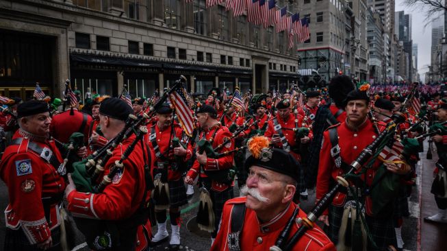 Petugas dari New York Fire Department (FDNY) berbaris saat parade perayaan Hari St. Patrick di New York, Amerika Serikat, Kamis (17/3/2022). [Ed JONES / AFP]