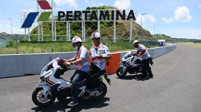 Marshall bersiap memasang tanda informasi tikungan di Pertamina Mandalika International Street Circuit, Lombok Tengah, NTB, Kamis (17/3/2022). ANTARA FOTO/Andika Wahyuhp.