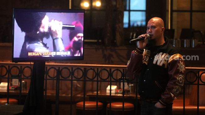 Musisi Ahmad Dhani berkaraoke saat peluncuran Aplikasi Dewa 19 Karaoke di Holywings Kemang, Jakarta, Jumat (18/3/2022). [Suara.com/Angga Budhiyanto]