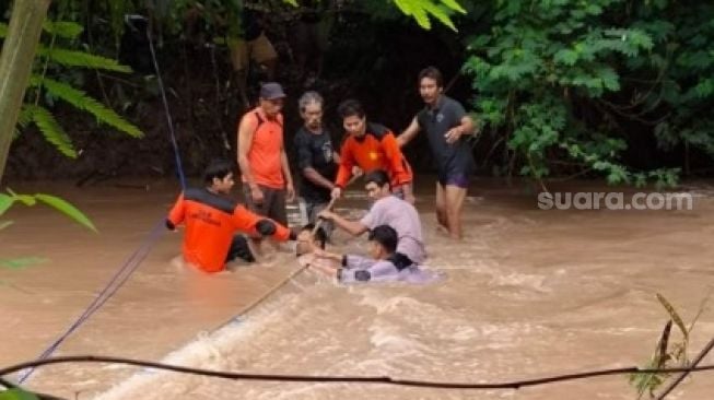 Kecelakaan Maut di Toraja, Minibus Asal Makassar Angkut 7 Penumpang Terjun ke Sungai