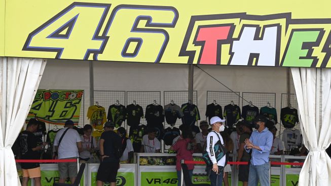 Penjual menata kaos VR46 yang merupakan merek apparel milik legenda MotoGP Valentino Rossi di Pertamina Mandalika International Street Circuit, Lombok Tengah, NTB, Sabtu (19/3/2022).  ANTARA FOTO/Andika Wahyu
