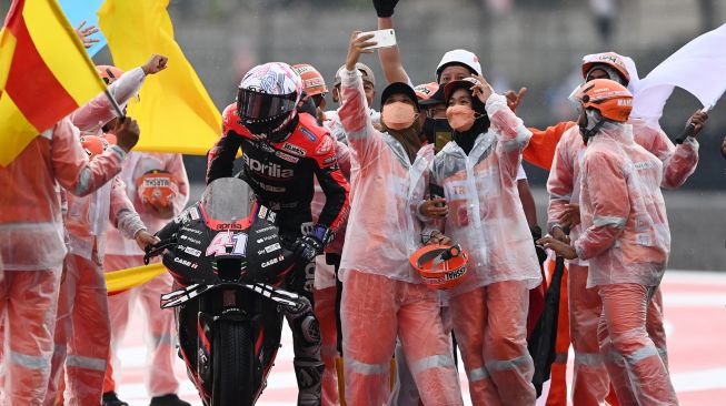 Pembalap Aprilia Racing Aleix Espargaro dikerumuni marshall seusai melemparkan helmnya ke tribun penonton setelah balapan MotoGP seri Pertamina Grand Prix of Indonesia di Pertamina Mandalika International Street Circuit, Lombok Tengah, NTB, Minggu (20/3/2022). ANTARA FOTO/Andika Wahyu
