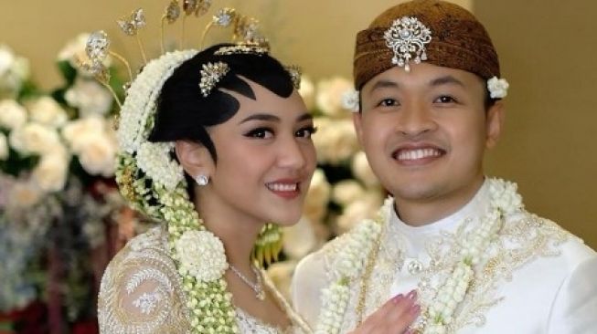 Sah, Putri Tanjung dan Guinandra Jatikusumo Resmi Menikah