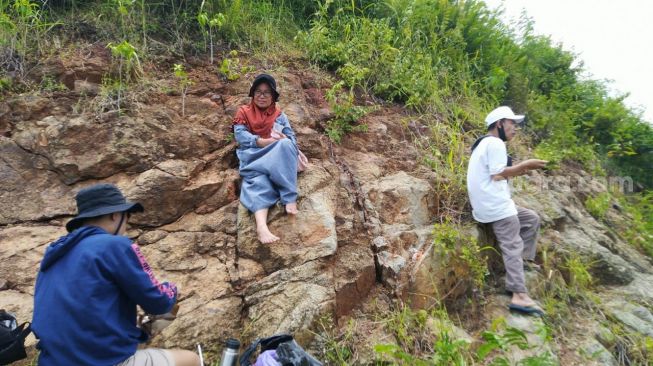 Antusiasme Warga Lokal, Nonton MotoGP Mandalika 2022 di Atas Bukit Rangkap di utara Sirkuit Mandalika, Lombok Tengah, Nusa Tenggara Barat, Minggu (20/3/2022). [Arief Apriadi/Suara.com]