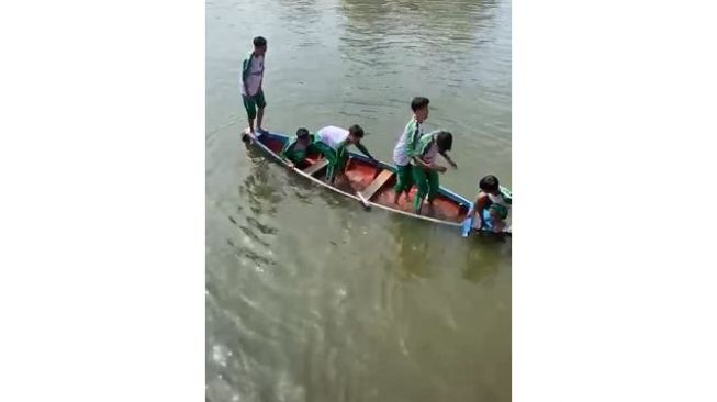 Bikin Melongo, Perahu Bocor Teman Lainnya Panik, Siswa Ini Malah Hormat 'Titanic'