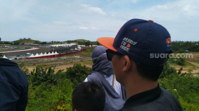 Antusiasme Warga Lokal, Nonton MotoGP Mandalika 2022 di Atas Bukit Rangkap di utara Sirkuit Mandalika, Lombok Tengah, Nusa Tenggara Barat, Minggu (20/3/2022). [Arief Apriadi/Suara.com]