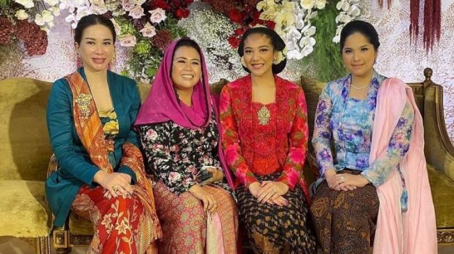 Annisa Pohan datang di acara siraman Putri Tanjung. (Instagram/annisayudhoyono)