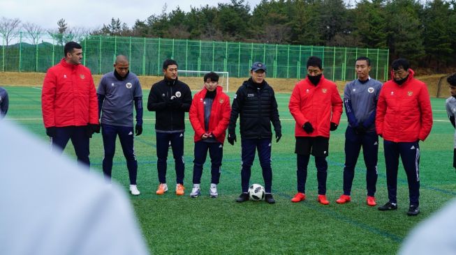 Shin Tae-yong dan staf pelatih Timnas Indonesia U-19 memberikan arahan kepada anak asuhannya saat berlatih dalam TC di Korea Selatan (Dok. PSSI).