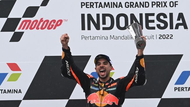 Pembalap Red Bull KTM Factory Racing Miguel Oliveira mengekspresikan kegembiraannya di podium seusai balapan MotoGP seri Pertamina Grand Prix of Indonesia di Pertamina Mandalika International Street Circuit, Lombok Tengah, NTB, Minggu (20/3/2022). ANTARA FOTO/Andika Wahyu