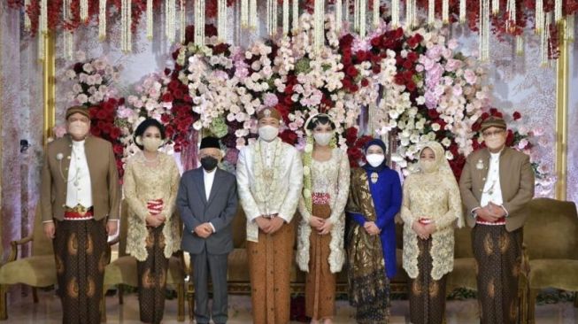 Wakil Presiden RI Ma'ruf Amin menghadiri pernikahan Staf Khusus Presiden Putri Tanjung dan Guinandra Jatikusumo, di Jakarta, Minggu (20/3/2022). ANTARA/HO-BPMI Setwapres