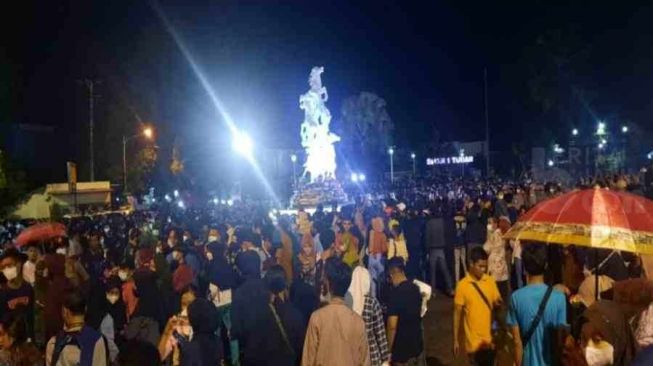 Malam Pertama Car Free Night Tuban, Ribuan Warga Padati Bundaran Taman Seleko