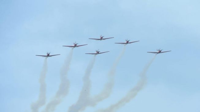 Tim Jupiter Aerobatic Show Pesawat TNI AU turut memeriahkan gelaran balapan MotoGP di Sirkuit Mandalika dengan mempertunjukkan atraksi. (Muchlis Jr - Biro Pers Sekretariat Presiden)