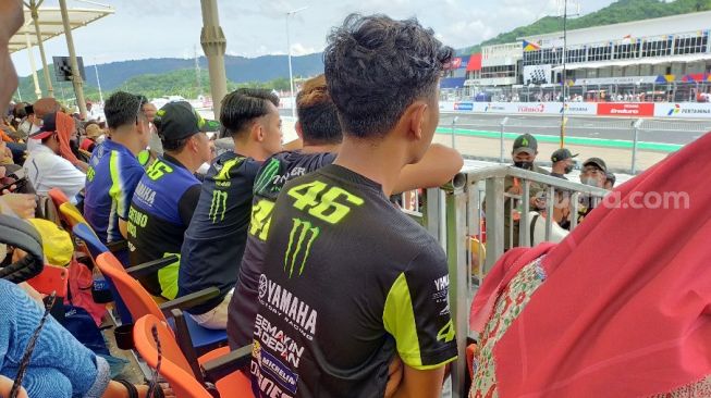 Fans Valentino Rossi tersebar di Grandstand A dan berbagai lokasi [Suara.com/CNR ukirsari]