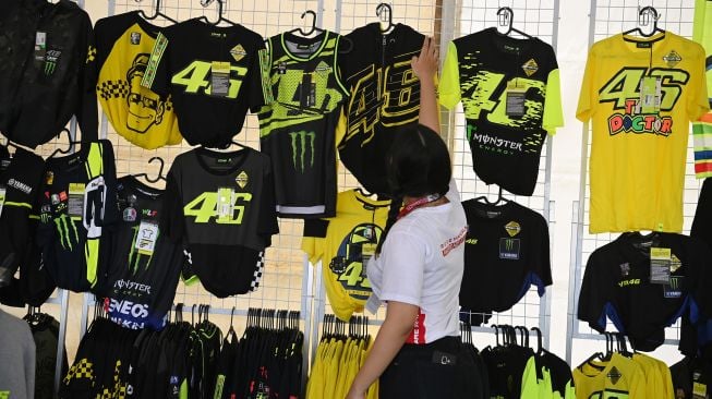 Penjual menata kaos VR46 yang merupakan merek apparel milik legenda MotoGP Valentino Rossi di Pertamina Mandalika International Street Circuit, Lombok Tengah, NTB, Sabtu (19/3/2022).  ANTARA FOTO/Andika Wahyu