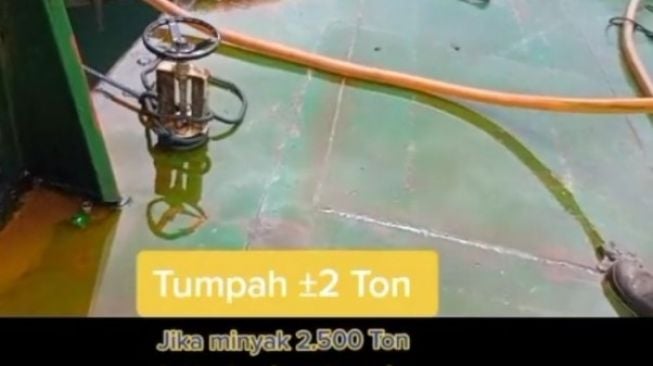 Viral Minyak Goreng Merk Ternama Tumpah ke Laut, Polisi Turun Tangan